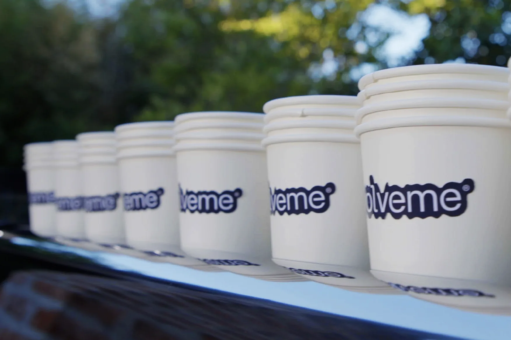 Barista haciendo latte art