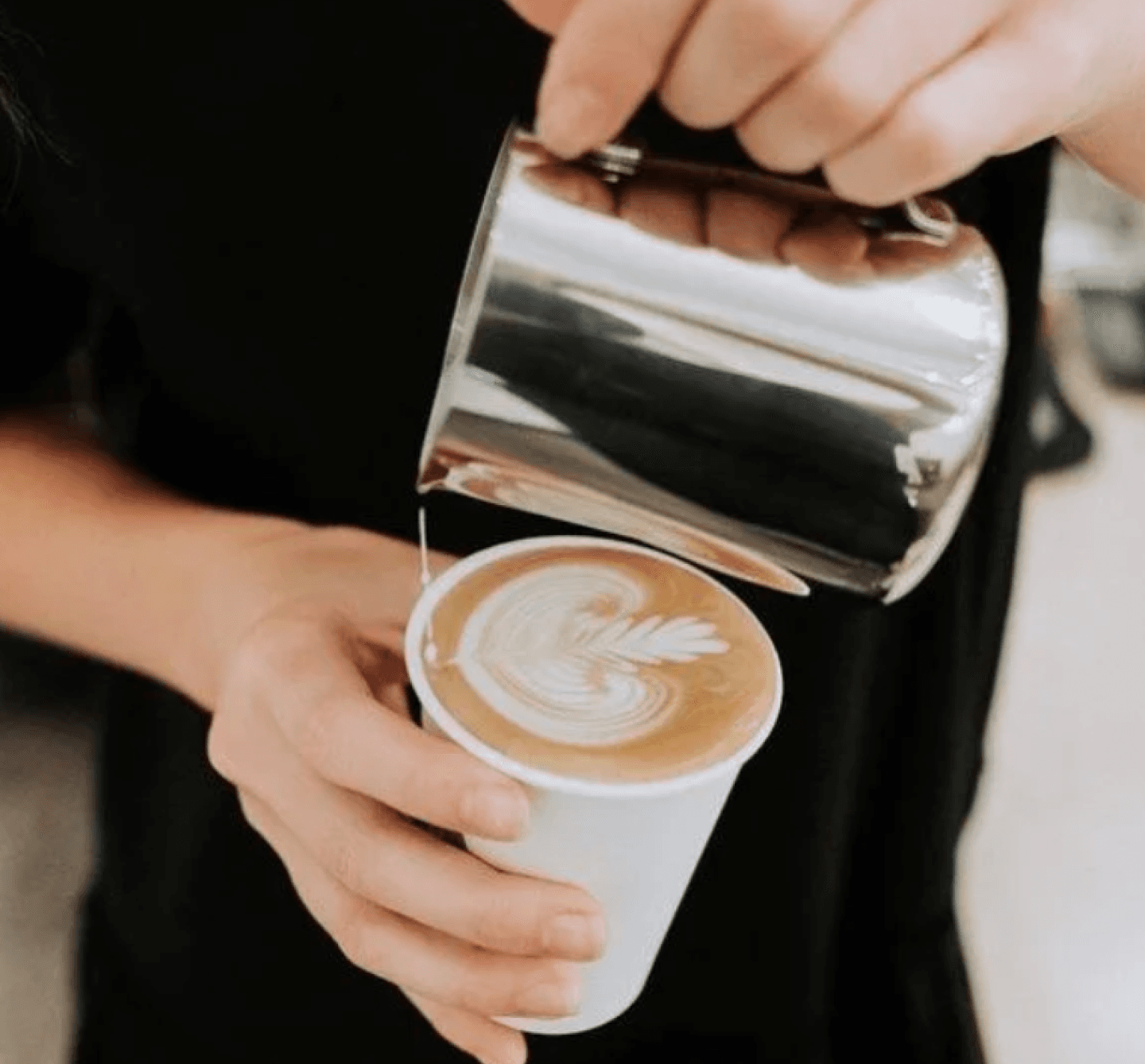 Barista haciendo latte art